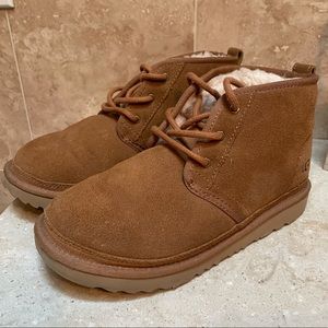 UGG neumal boot US size 4 in color chestnut